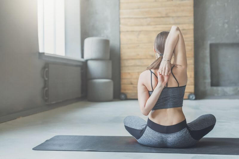 Frau macht Yoga auf der Matte