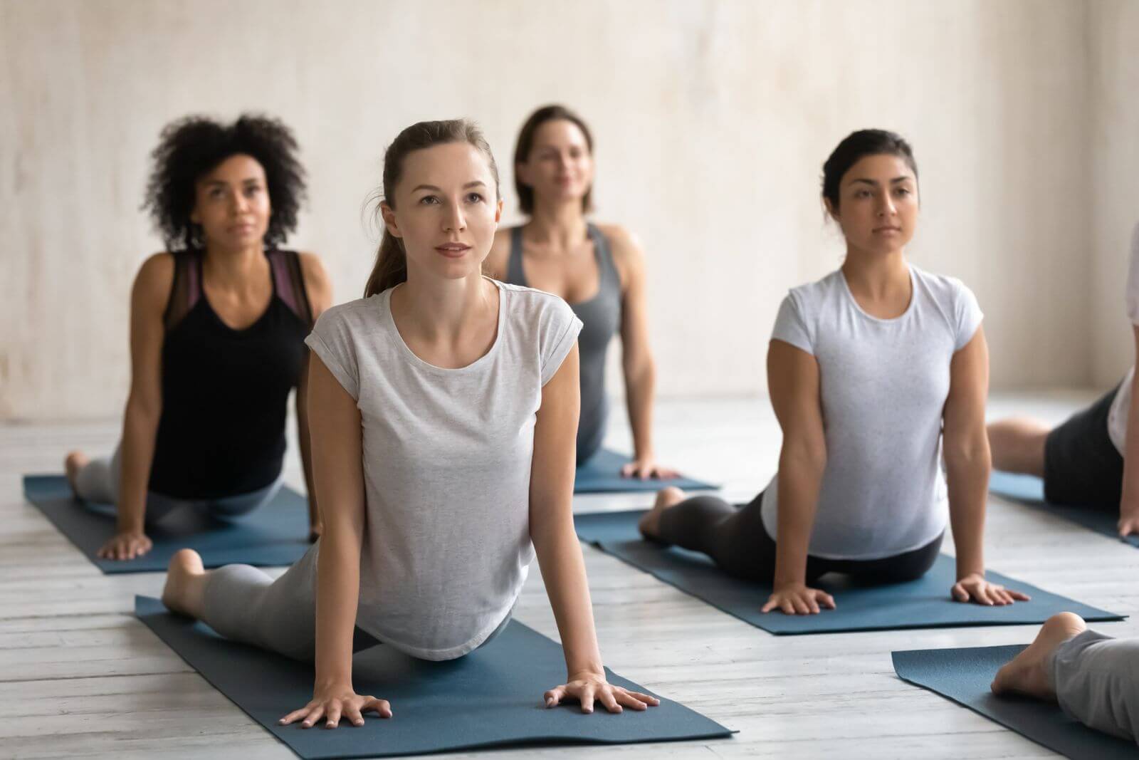 Frauen machen gemeinsam Yoga