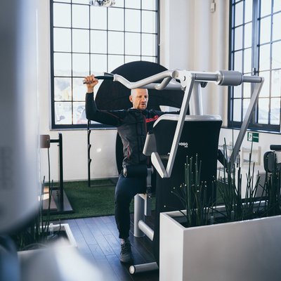 Mann trainiert im Fitness Turm Haslach