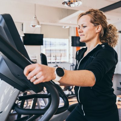 Frau trainiert im Fitness Turm Haslach