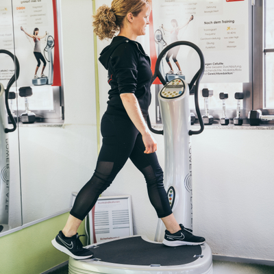 Frau trainiert auf der Power Plate im Fitness Turm Haslach