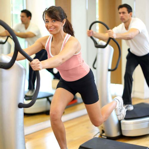 Frau und Mann beim Vibrationstraining im Fitnessstudio in Haslach
