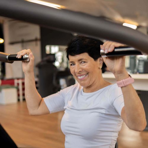 Ältere Damen beim Training mit einem Kraftgerät im Fitnessstudio in Haslach