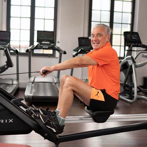 Ältere Herr beim Training am Rudergerät im Fitnessstudio in Haslach