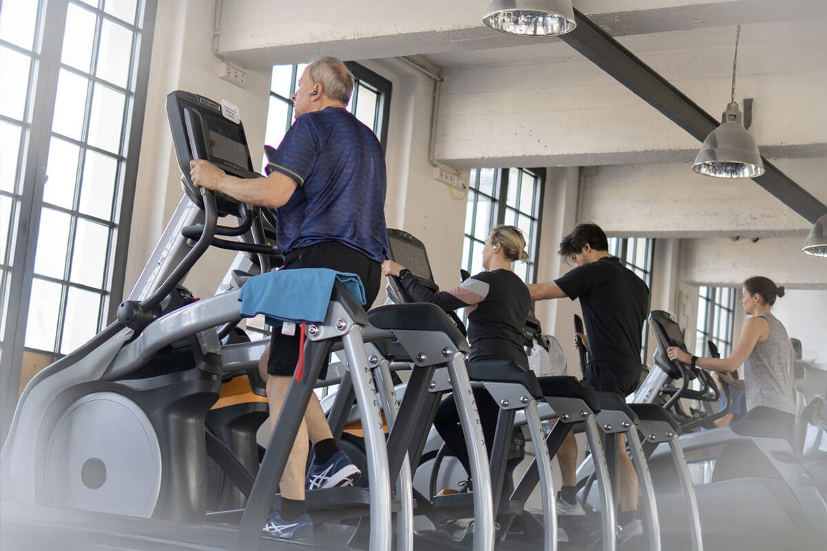 Mehrere Personen beim Cardiotraining auf Laufbändern im Fitnessstudio in Haslach 