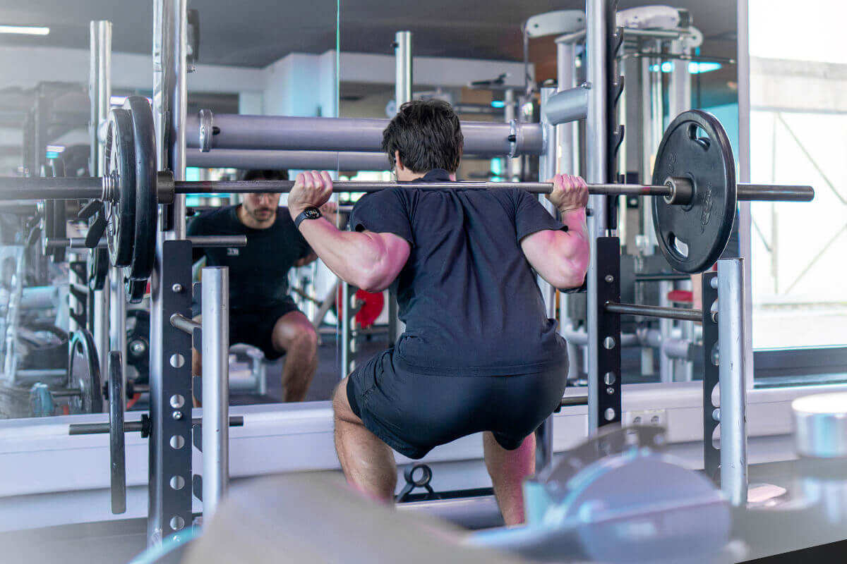 Mann beim Krafttraining mit Hanteln im Fitnessstudio in Haslach