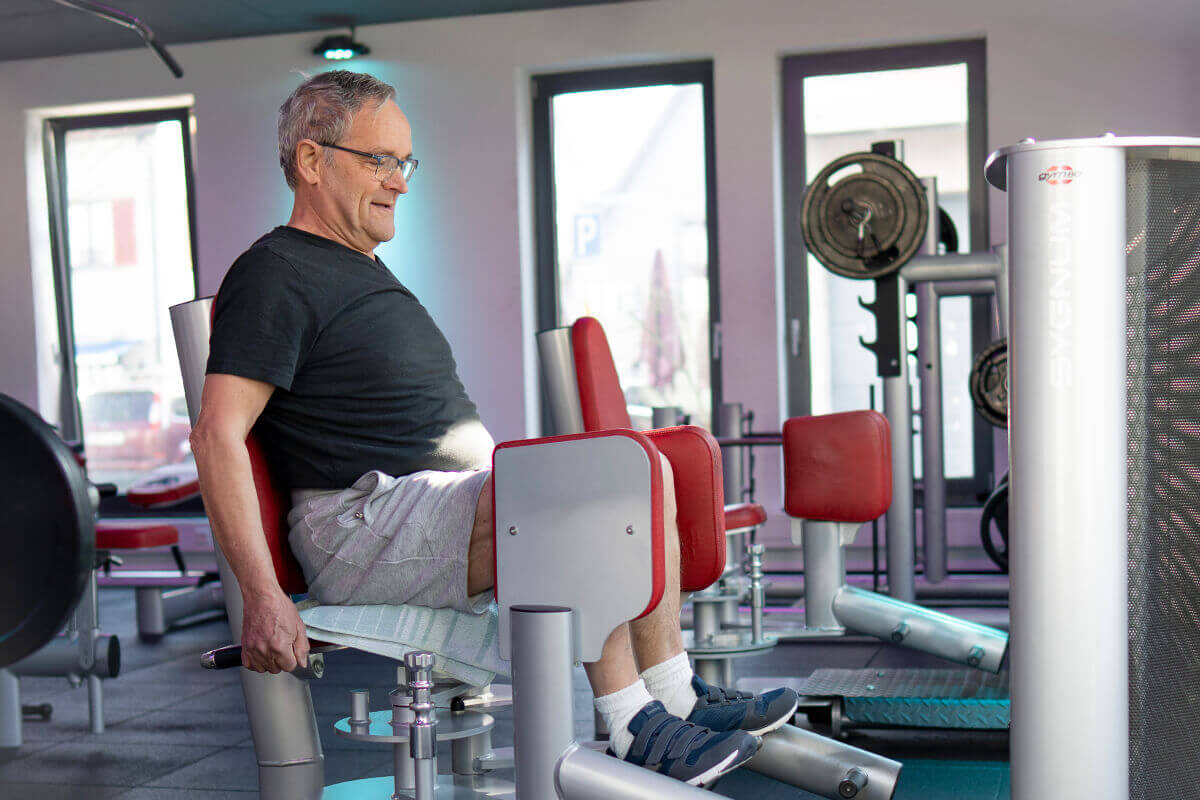 Älterer Mann beim Zirkeltraining im Fitnessstudio in Haslach